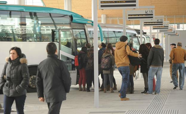 Varios usuarios esperan en la estación de autobuses de Vitoria.