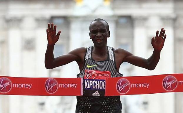 Eliud Kipchoge, celebra el triunfo en Berlín. 