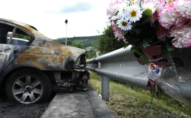 Flores con el símbolo de la Ertzaintza colocadas en el lugar donde ETA asesinó al Policía Nacional, Eduardo Puelles, en Arrigorriaga.