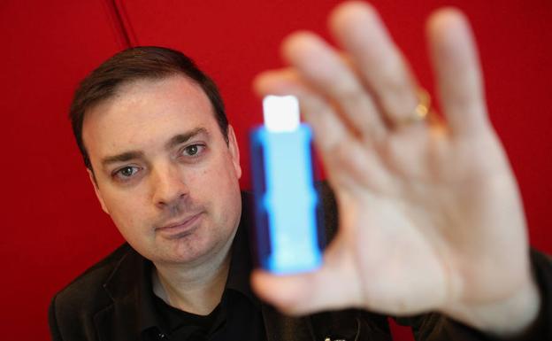 David Vivancos, con una unidad de computación.