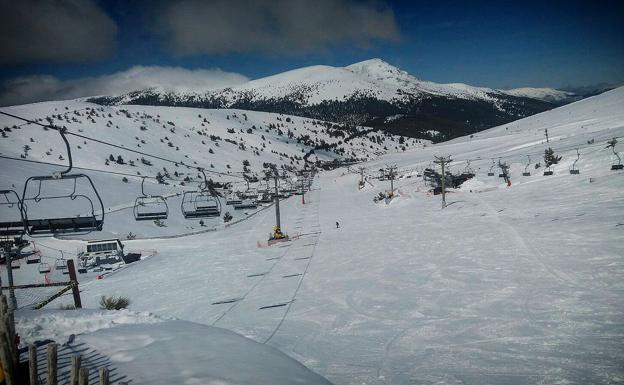 En Madrid, la nieve rebosa en unas pistas que aún tienen para largo