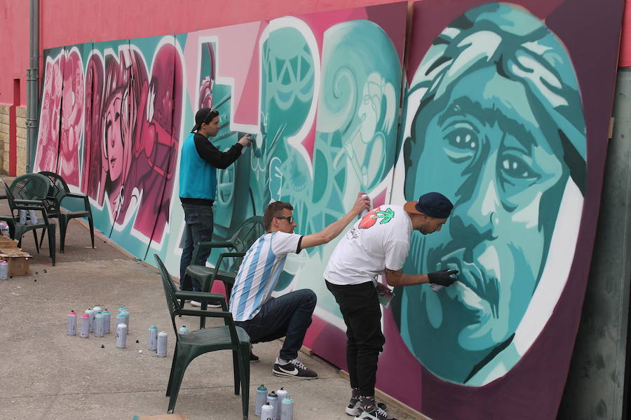 El mural colectivo se terminó por la tarde gracias a la participación de nueve grafiteros.