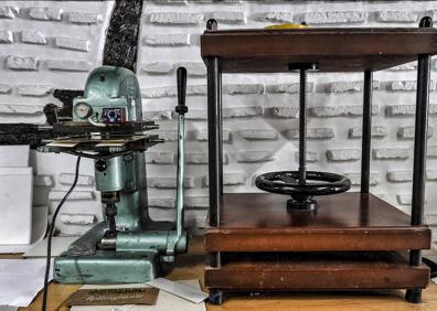 Imagen secundaria 1 - Varios detalles del lugar de trabajo de Zigor Anguiano, en Vitoria.