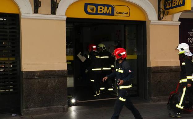 Los bomberos de Vitoria han acudido al supermercado de la calle San Prudencio para apagar un pequeño incendio.
