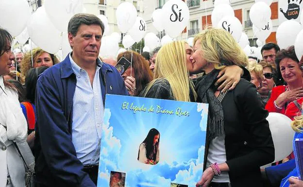 Los padres de Diana Quer participaron en la concentración de Madrid, donde se soltaron globos.