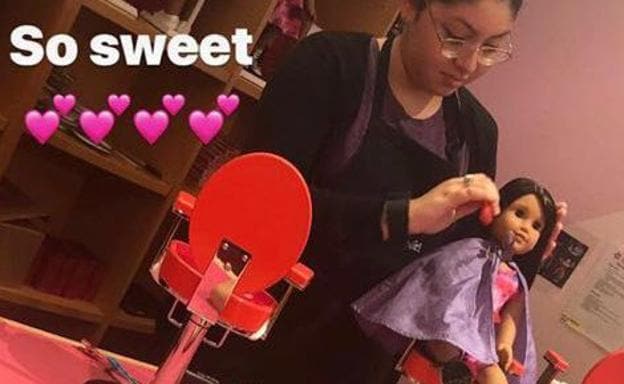 Victoria Beckham lleva a las muñecas de su hija a la peluquería