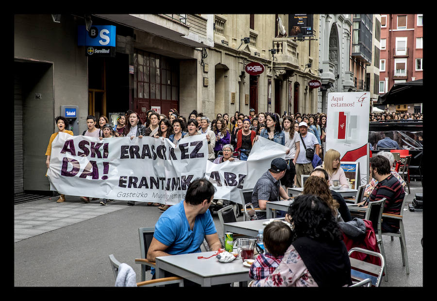 La manifestación para condenar el crimen de F. y M. J. ha sido convocada por la Asamblea Feminista de Álava, que ha llamado a la ciudadanía a movilizarse para acabar de «una vez» con la violencia machista