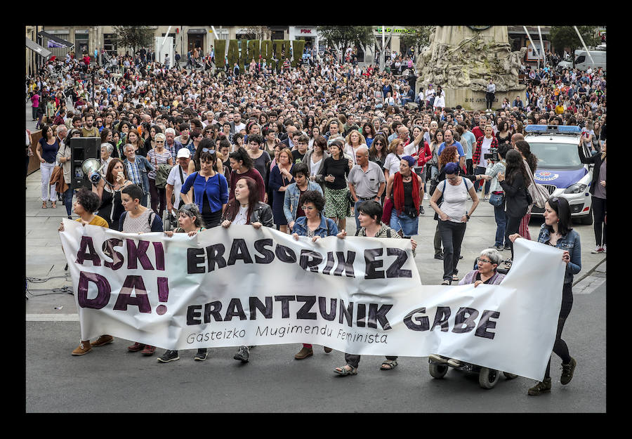 La manifestación para condenar el crimen de F. y M. J. ha sido convocada por la Asamblea Feminista de Álava, que ha llamado a la ciudadanía a movilizarse para acabar de «una vez» con la violencia machista