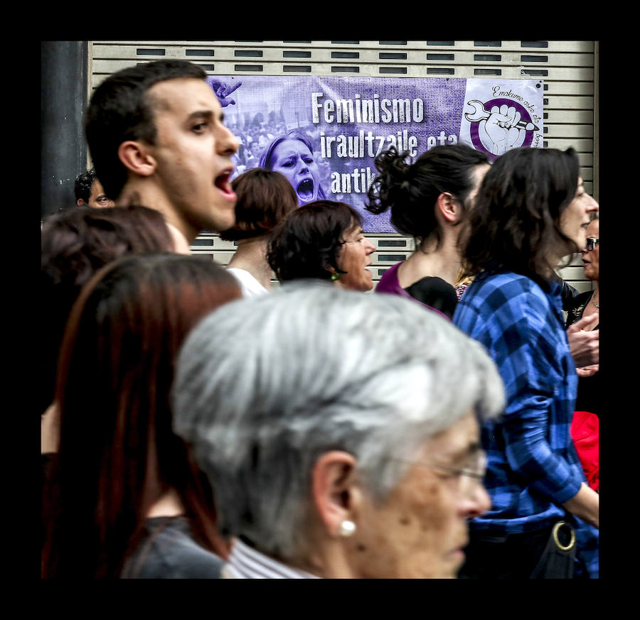 La manifestación para condenar el crimen de F. y M. J. ha sido convocada por la Asamblea Feminista de Álava, que ha llamado a la ciudadanía a movilizarse para acabar de «una vez» con la violencia machista