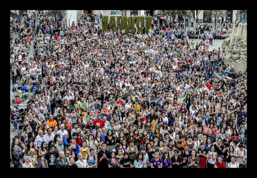 La manifestación para condenar el crimen de F. y M. J. ha sido convocada por la Asamblea Feminista de Álava, que ha llamado a la ciudadanía a movilizarse para acabar de «una vez» con la violencia machista