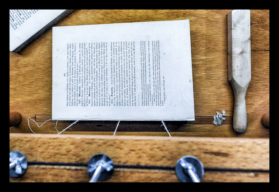 Como un cirujano, cose ejemplares maltrechos y da lustre a los más anodinos