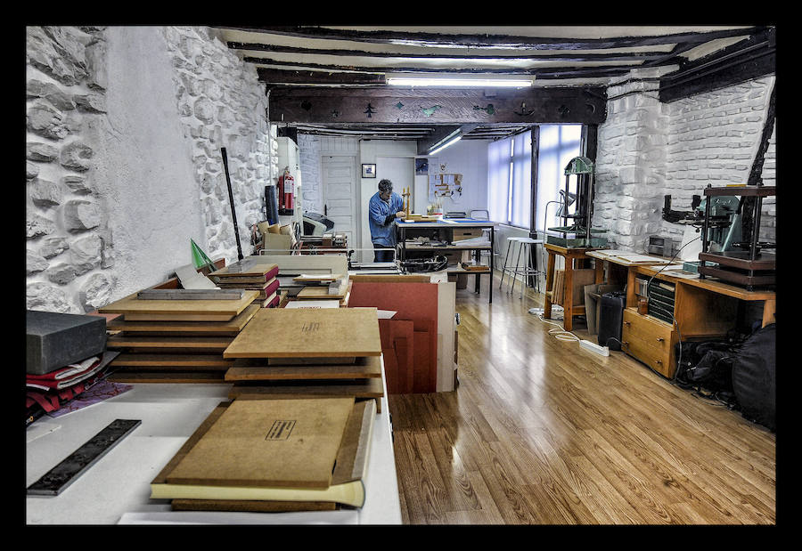 Como un cirujano, cose ejemplares maltrechos y da lustre a los más anodinos