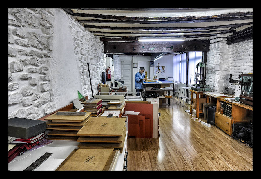 Como un cirujano, cose ejemplares maltrechos y da lustre a los más anodinos