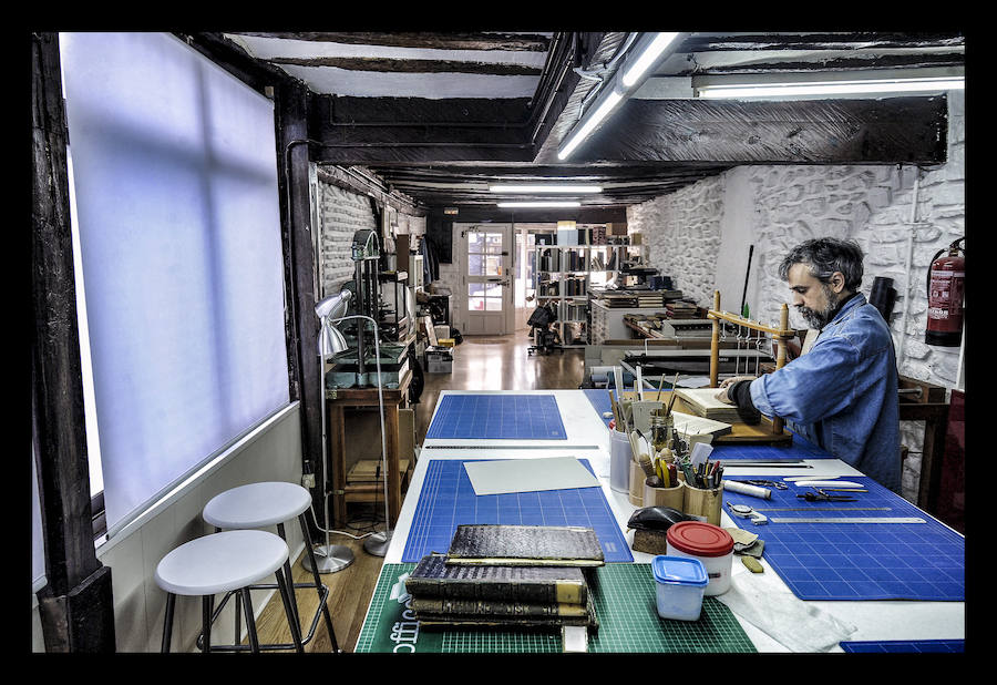 Como un cirujano, cose ejemplares maltrechos y da lustre a los más anodinos