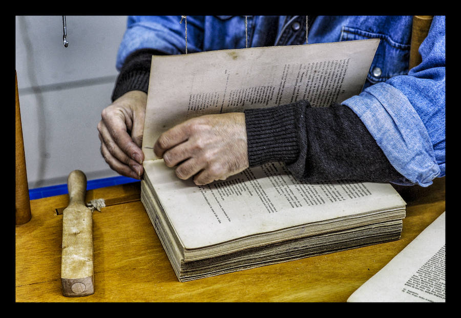 Como un cirujano, cose ejemplares maltrechos y da lustre a los más anodinos