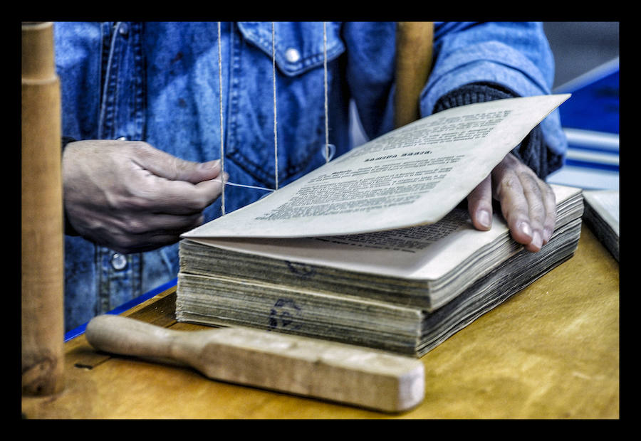 Como un cirujano, cose ejemplares maltrechos y da lustre a los más anodinos