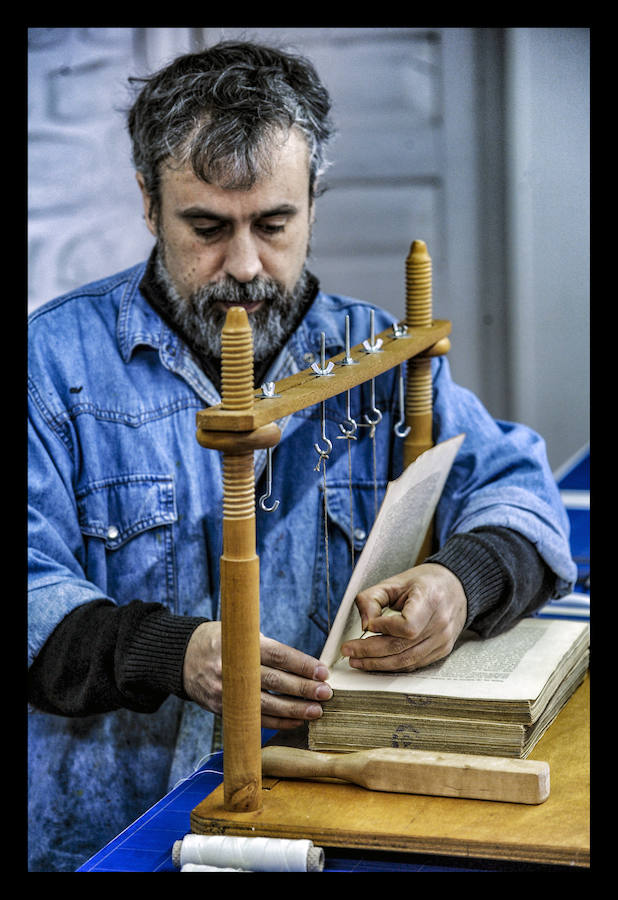 Como un cirujano, cose ejemplares maltrechos y da lustre a los más anodinos