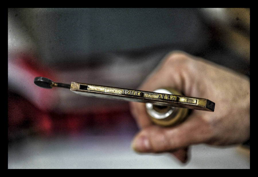 Como un cirujano, cose ejemplares maltrechos y da lustre a los más anodinos