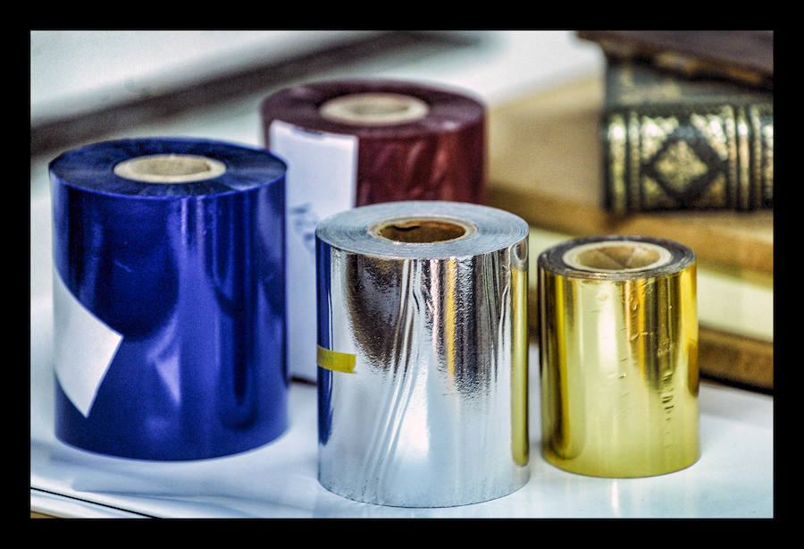 Como un cirujano, cose ejemplares maltrechos y da lustre a los más anodinos