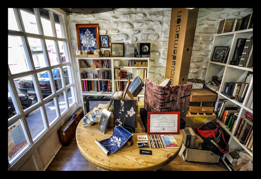 Como un cirujano, cose ejemplares maltrechos y da lustre a los más anodinos