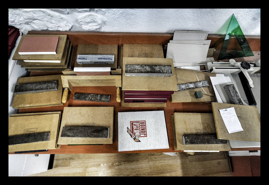 Como un cirujano, cose ejemplares maltrechos y da lustre a los más anodinos