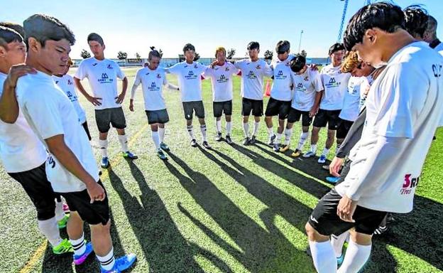 Los jugadores surcoreanos del Qum FC de Illescas, Toledo, inician un entrenamiento.