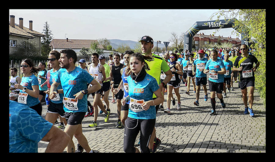 Los dos corredores del Alimco Running Fiz han bajado este domingo de la hora para completar los más de 15 exigentes kilómetros de la mítica prueba alavesa, patrocinada por EL CORREO