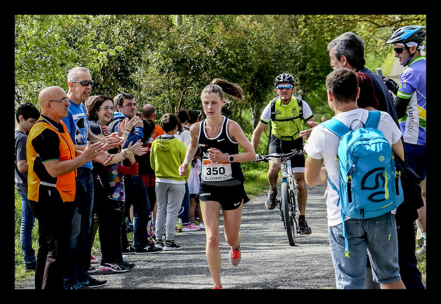 Los dos corredores del Alimco Running Fiz han bajado este domingo de la hora para completar los más de 15 exigentes kilómetros de la mítica prueba alavesa, patrocinada por EL CORREO