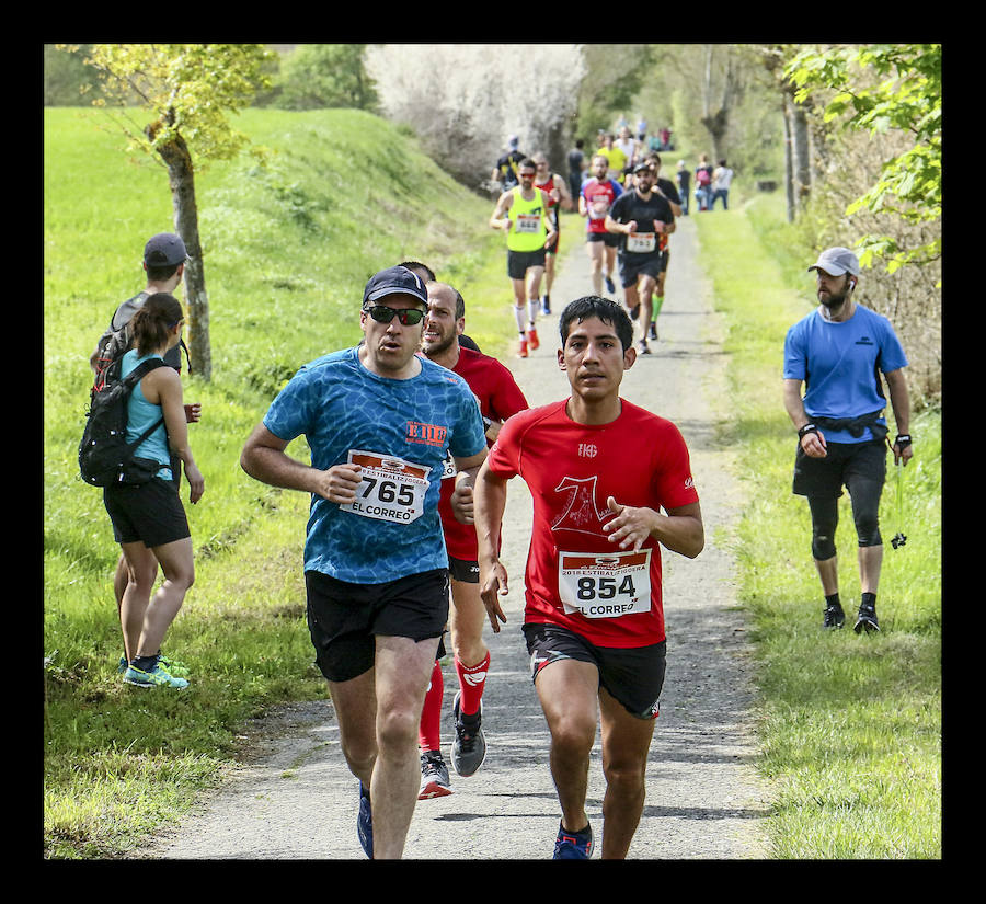 Los dos corredores del Alimco Running Fiz han bajado este domingo de la hora para completar los más de 15 exigentes kilómetros de la mítica prueba alavesa, patrocinada por EL CORREO