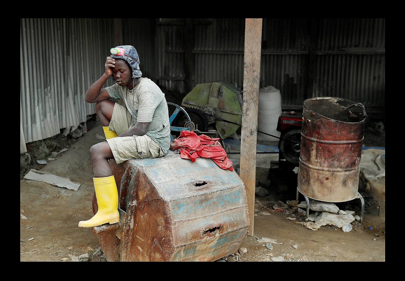 La minería en pequeña escala es, para muchos habitantes de la República Democrática del Congo, la principal fuente de ingresos. Este país, rico en toda clase de minerales, es, sin embargo, uno de los más pobres del mundo, según el índice de desarrollo humano de Naciones Unidas, y hasta los más afortunados viven en situación de pobreza casi extrema. En las minas artesanales donde se extrae el oro, la actividad es casi esclava. Hombres y mujeres, algunas cargando bebés a sus espaldas, forman cadenas para pasarse los cuencos de plástico llenos de lodo que los hombres extraen de los pozos. Todos trabajan alrededor de 13 horas al día, 6 días a la semana. Sus sueldos no llegan a un dólar al día. 