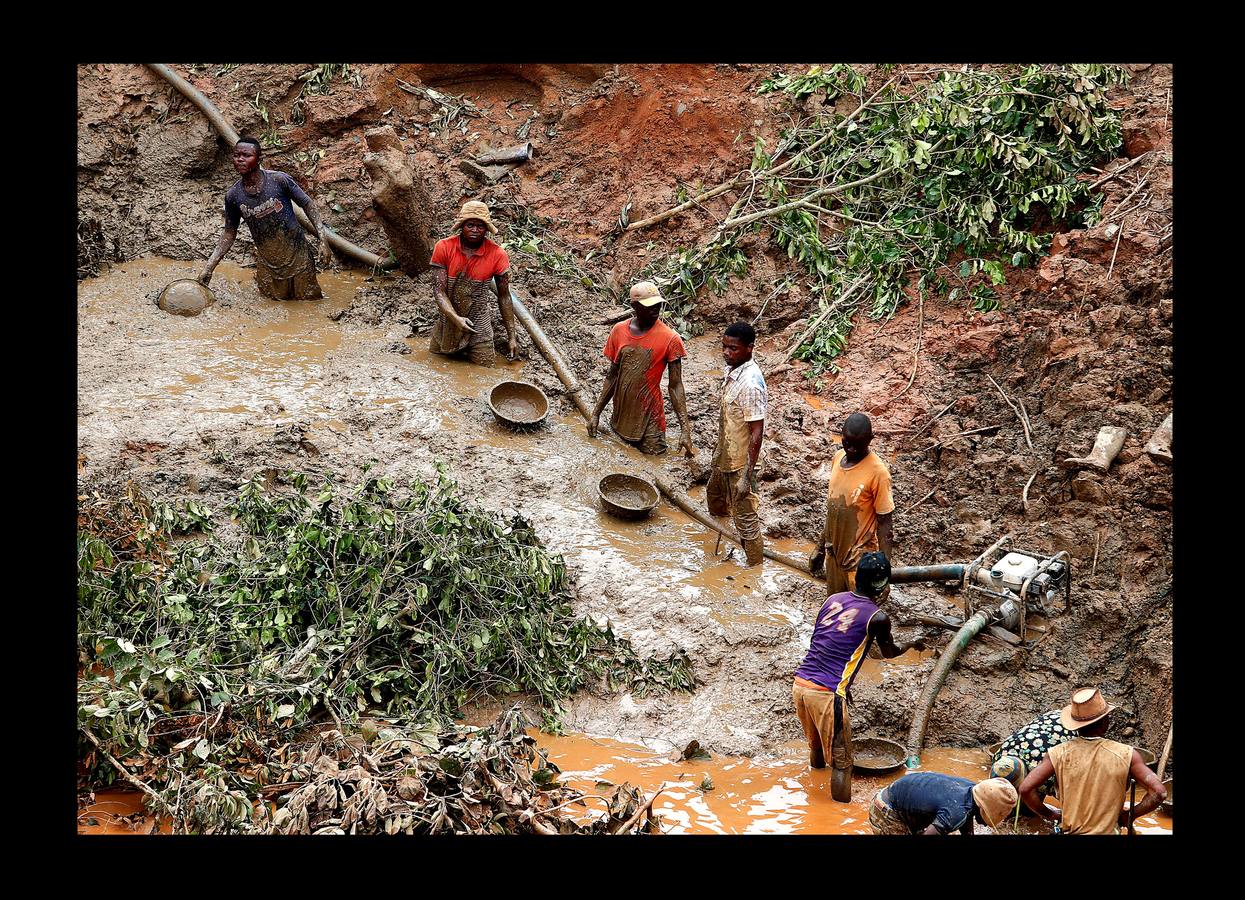 La minería en pequeña escala es, para muchos habitantes de la República Democrática del Congo, la principal fuente de ingresos. Este país, rico en toda clase de minerales, es, sin embargo, uno de los más pobres del mundo, según el índice de desarrollo humano de Naciones Unidas, y hasta los más afortunados viven en situación de pobreza casi extrema. En las minas artesanales donde se extrae el oro, la actividad es casi esclava. Hombres y mujeres, algunas cargando bebés a sus espaldas, forman cadenas para pasarse los cuencos de plástico llenos de lodo que los hombres extraen de los pozos. Todos trabajan alrededor de 13 horas al día, 6 días a la semana. Sus sueldos no llegan a un dólar al día. 