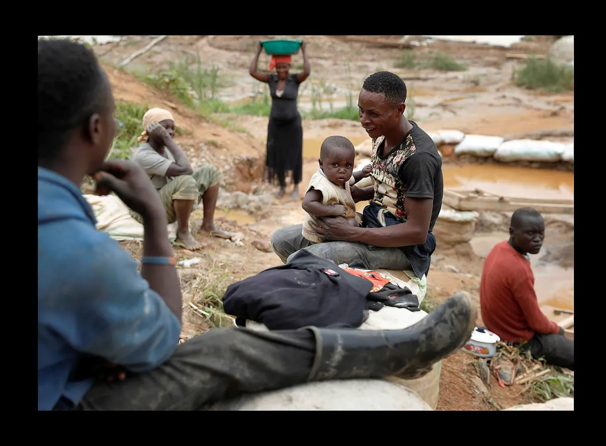 La minería en pequeña escala es, para muchos habitantes de la República Democrática del Congo, la principal fuente de ingresos. Este país, rico en toda clase de minerales, es, sin embargo, uno de los más pobres del mundo, según el índice de desarrollo humano de Naciones Unidas, y hasta los más afortunados viven en situación de pobreza casi extrema. En las minas artesanales donde se extrae el oro, la actividad es casi esclava. Hombres y mujeres, algunas cargando bebés a sus espaldas, forman cadenas para pasarse los cuencos de plástico llenos de lodo que los hombres extraen de los pozos. Todos trabajan alrededor de 13 horas al día, 6 días a la semana. Sus sueldos no llegan a un dólar al día. 