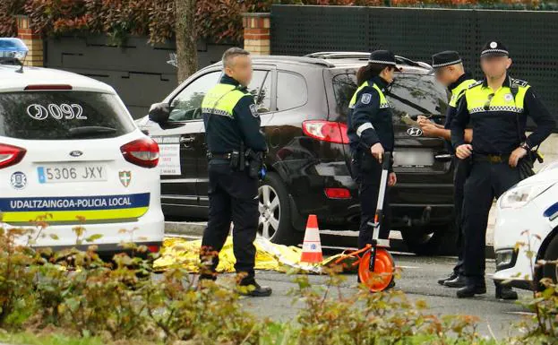 La Policía Local ha cortado la calle donde se ha producido el atropello mortal.