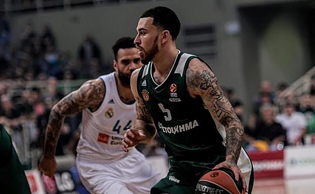 Mike James, perseguido por Jeffery Taylor, durante el segundo encuentro del 'play off' de cuartos entre el Panathinaikos y el Real Madrid. 