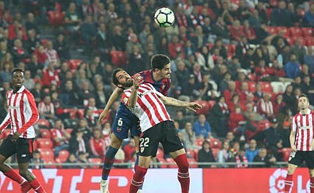 Raúl García denuncia haber sido «amenazado con perderse el próximo partido» por el árbitro