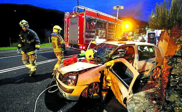 Una conductora es rescatada por los Bomberos al quedar atrapada en su vehículo tras chocar con un muro, al paso de la N-240 por Lemoa.