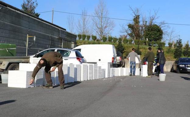 Las angulas capturadas en las dos últimas operaciones llegaron a Gipuzkoa en cajas de poliespan para ser introducidas en los ríos guipuzcoanos.