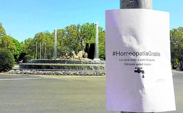 Activistas contra la pseudociencia pusieron el 10 de abril de 2017 carteles irónicos cerca de fuentes de toda España diciendo que un vaso de agua cura tanto como la homeopatía.