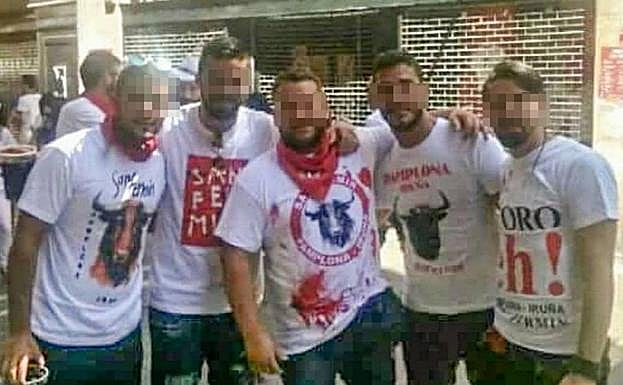 Foto que los propios acusados difundieron en redes sociales el mismo día de los hechos. 