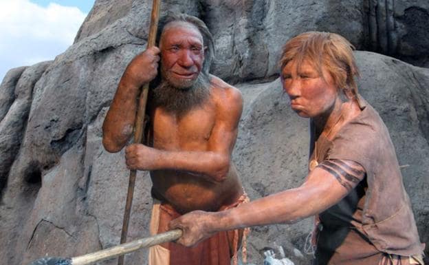 Recreación de dos neandertales. 