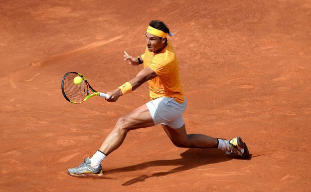 Rafa Nadal golpea a la bola. 