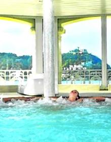 Imagen secundaria 2 - Vinoterapia en Villa de Laguardia (1), terraza con vistas a la playa de Itzurun, en Zumaia (2) y piscina de La Perla..