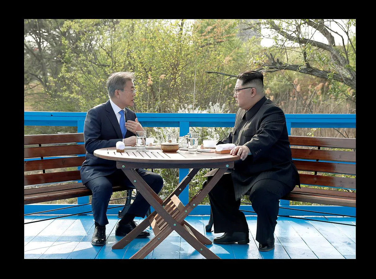 Los líderes de las dos Coreas, Kim Jong-un y Moon Jae-in, protagonizaron hoy una cumbre cargada de emotividad y de gestos destinados a escenificar un acercamiento 