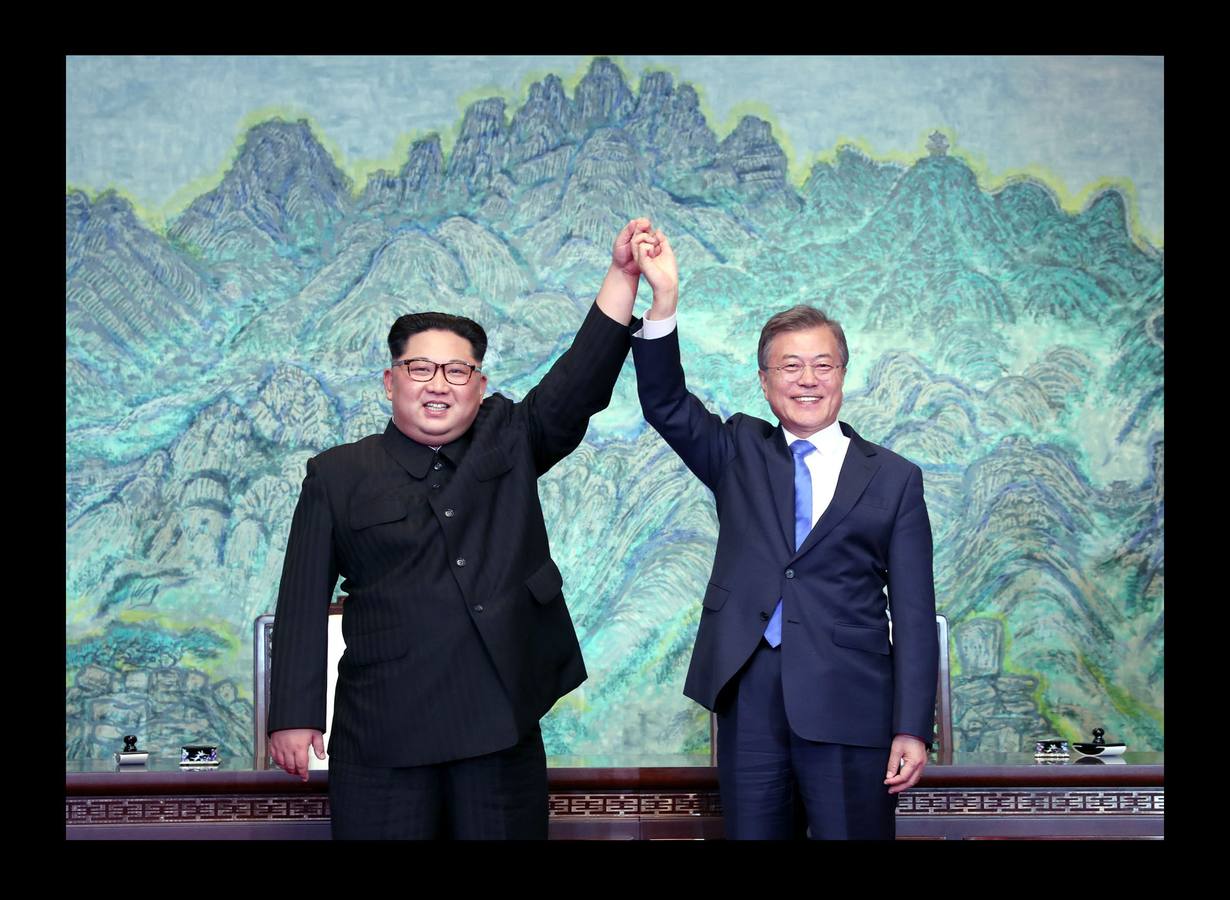 Los líderes de las dos Coreas, Kim Jong-un y Moon Jae-in, protagonizaron hoy una cumbre cargada de emotividad y de gestos destinados a escenificar un acercamiento 