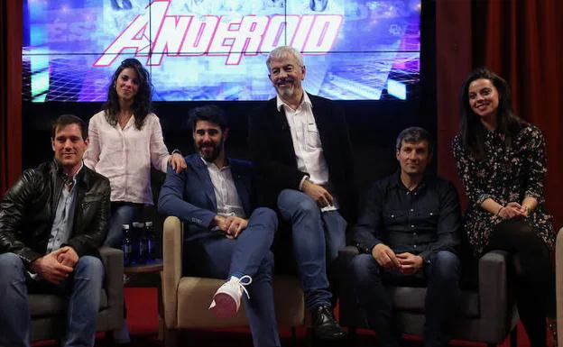 Los cinco actores de la webserie posan con Carlos Sobera.