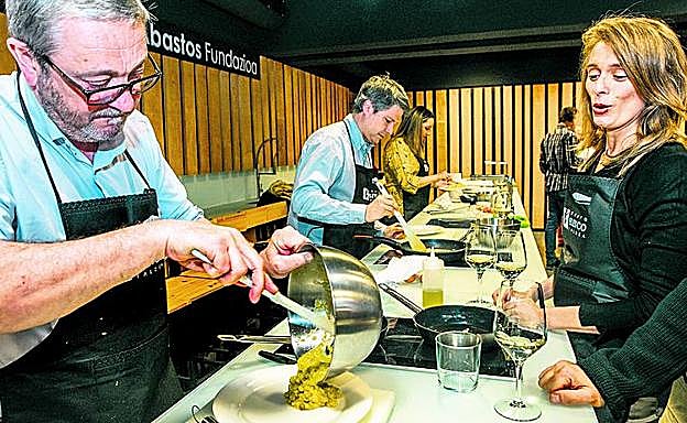 Pedro Elosegi emplata ante la mirada de Ana Morales.