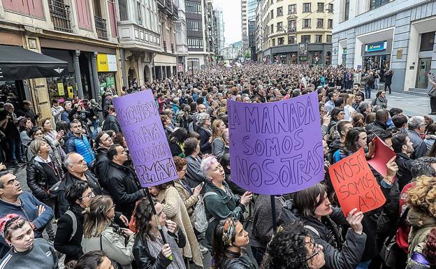 Miles de personas se manifestaron este jueves en Bilbao en contra de la sentencia de 'La Manada'.