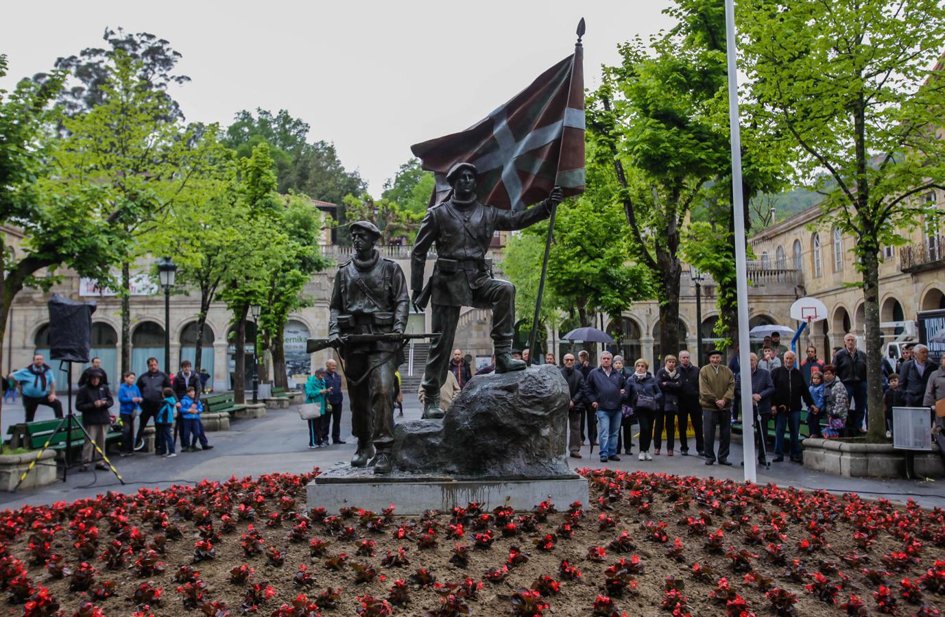 Fotos: Gernika recuerda a los gudaris de la Guerra Civil con una escultura