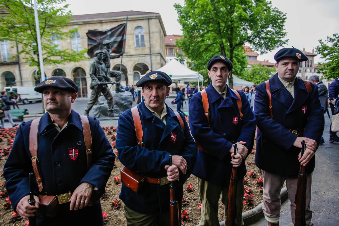 Fotos: Gernika recuerda a los gudaris de la Guerra Civil con una escultura