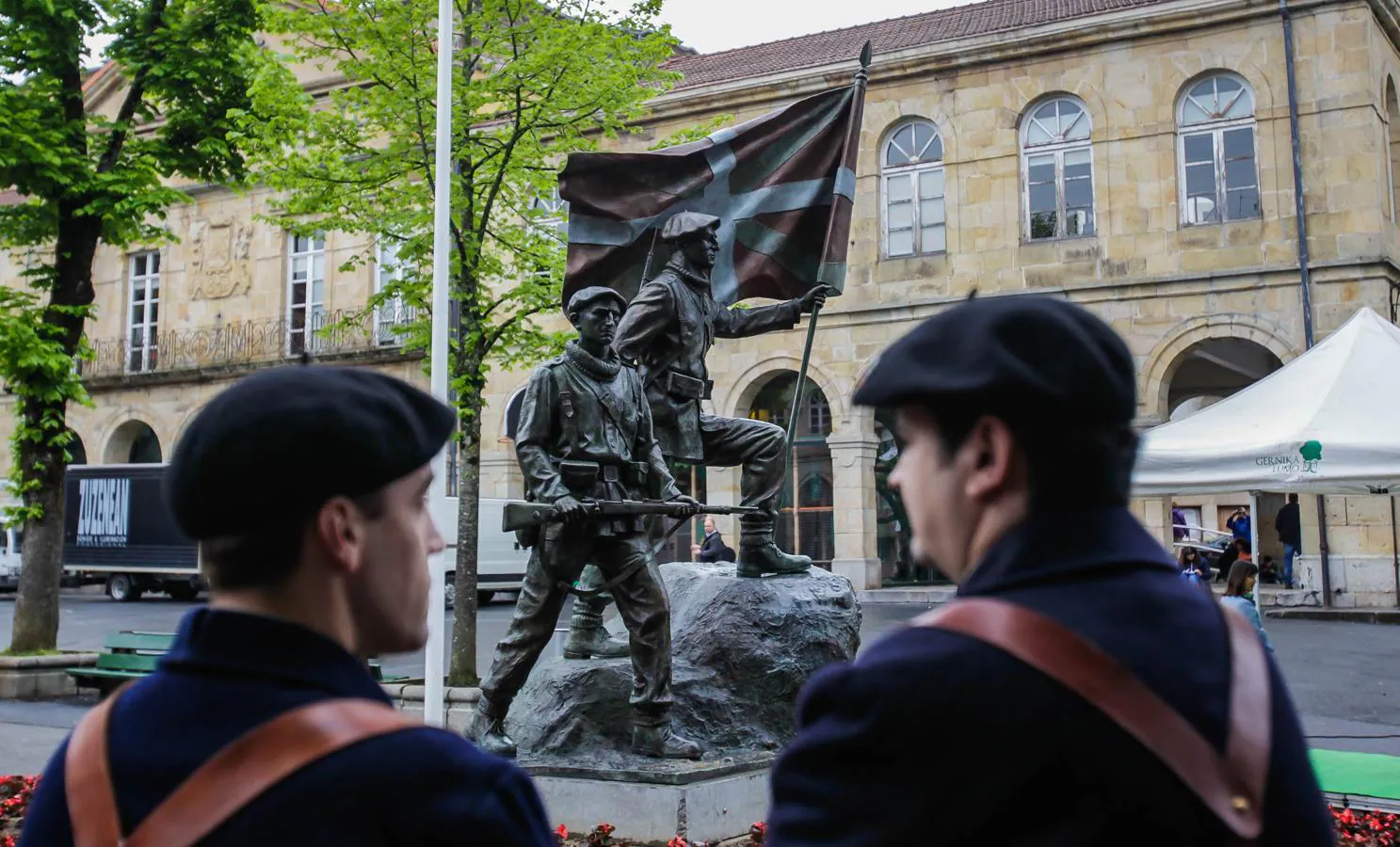 Fotos: Gernika recuerda a los gudaris de la Guerra Civil con una escultura